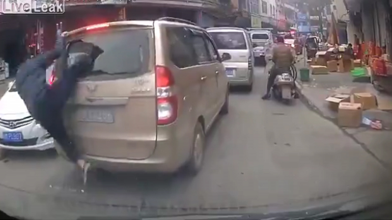 Του επιτέθηκαν «νίντζα» στη μέση του δρόμου!